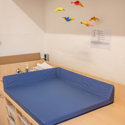 Wickeltisch mit Mobile